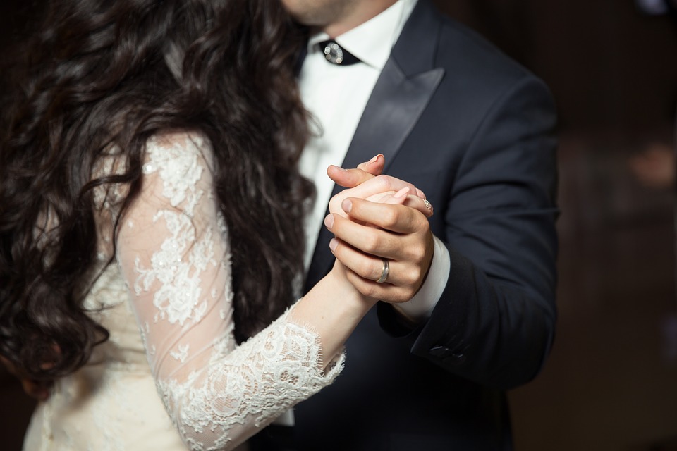 couple de mariés qui danse